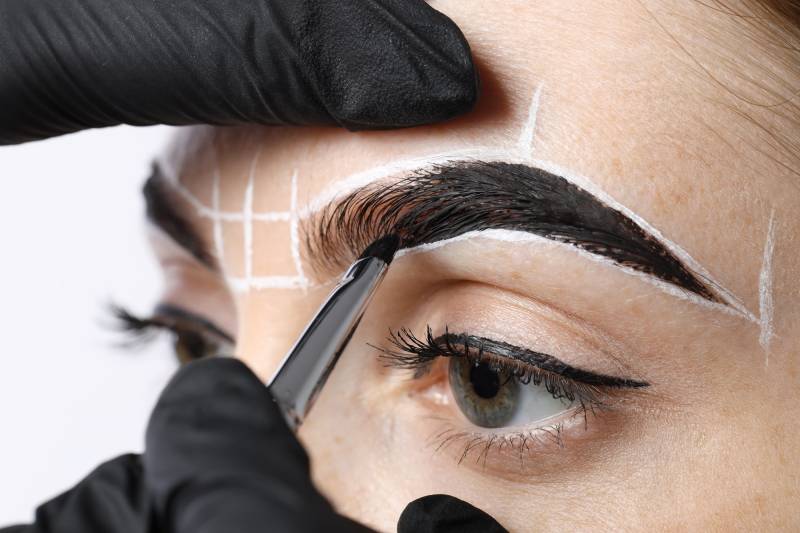 Teinture hybride sourcils effet maquillé longue durée avec ombrage peau à Tomblaine chez Laseva Esthétique