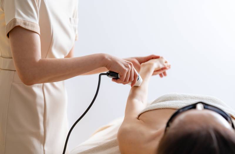 Épilation laser bras supérieurs ciblée et douce pour peaux sensibles à Nancy : un soin pro chez Laseva Esthétique