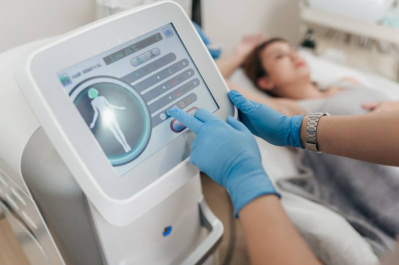 Traitement laser sécurisé pour femme du SIF à Nancy : embout refroidi pour un confort total chez Laseva Esthétique