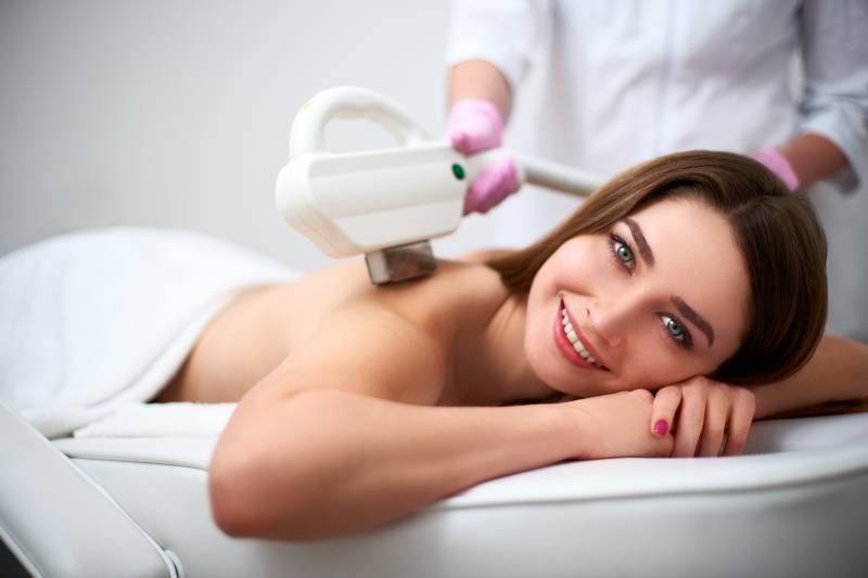 Épilation définitive haut du dos pour femme avec laser triple onde pour une peau lisse chez Laseva Ethétique à Nancy