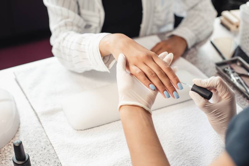 Beauté des mains avec vernis semi-permanent effet brillant tenue 3 semaines à Tomblaine