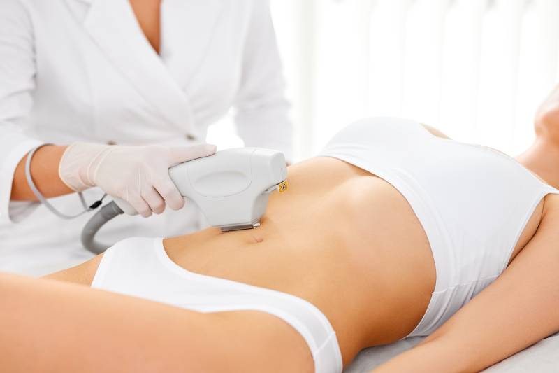 Épilation laser du ventre pour femme à Nancy : triple technologie efficace et sans douleur chez Laseva Esthétique