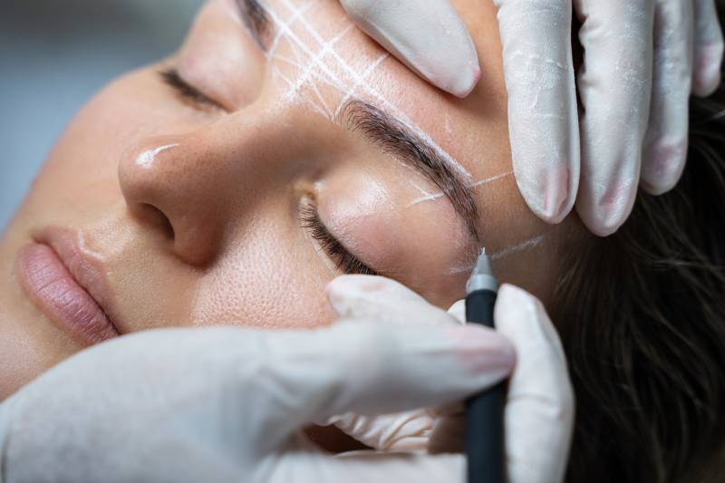 Restructuration de sourcils sur-mesure pour un regard redéfini et équilibré à Tomblaine et Nancy chez Laseva Esthétique