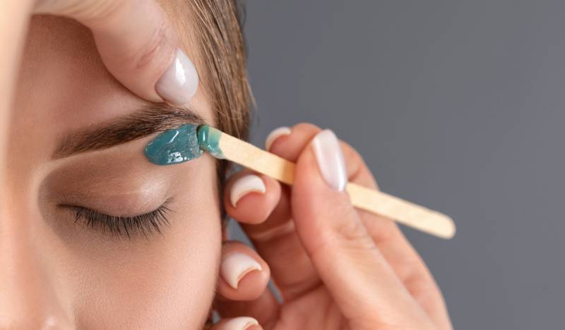 Épilation des sourcils à la cire pour ligne nette et tracé parfait à Tomblaine chez Laseva Esthétique