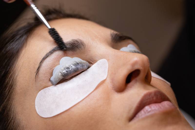 Combo rehaussement cils et browlift pour regard lifté et structuré à Tomblaine chez Laseva Esthétique